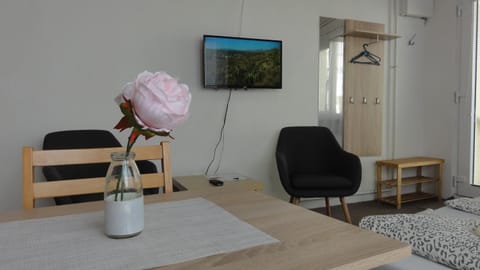 TV and multimedia, Living room, Photo of the whole room, Dining area, Bedroom, hair dresser