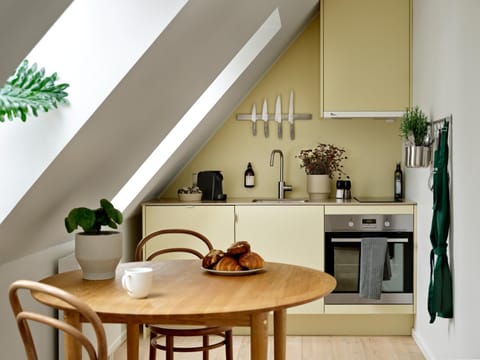 Kitchen or kitchenette, Dining area, stove