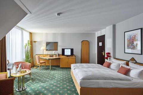 Bed, TV and multimedia, Photo of the whole room, Seating area, Bedroom