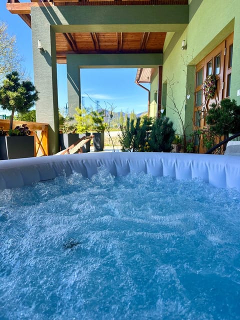 Property building, Garden, Hot Tub, Balcony/Terrace, Mountain view