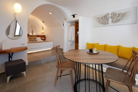 Bed, Living room, Photo of the whole room, Seating area, Dining area, Bedroom