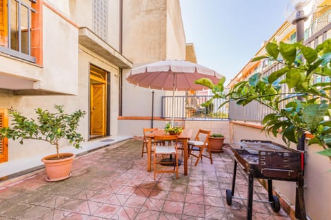 Property building, Patio, Balcony/Terrace
