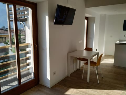 TV and multimedia, Kitchen or kitchenette, Living room, Seating area, Dining area