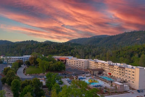 Property building, Facade/entrance, Day, Natural landscape, Bird's eye view, Mountain view, Sunrise, Sunset