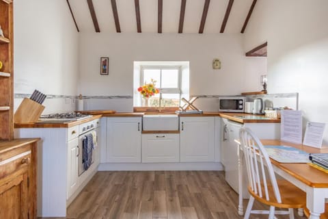 Kitchen or kitchenette, Dining area, minibar, pet friendly, stove