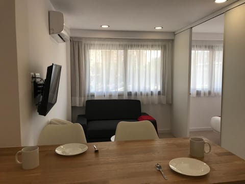 TV and multimedia, Living room, Seating area, Dining area