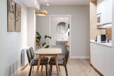 Kitchen or kitchenette, Dining area, stove