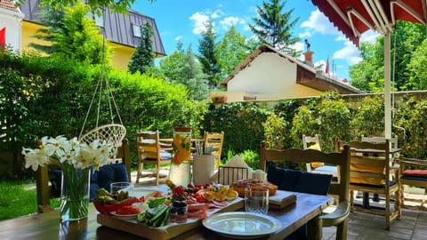 Garden, Dining area, Food, Garden view