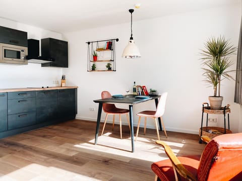 Kitchen or kitchenette, Living room, Seating area, Dining area
