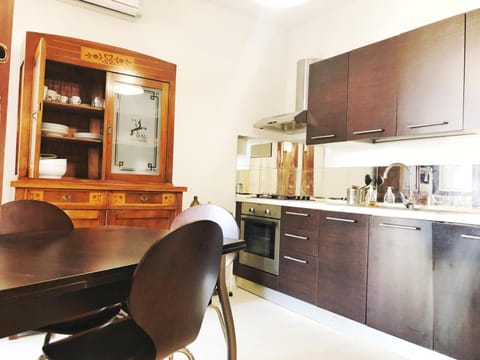 Coffee/tea facilities, Kitchen or kitchenette, Dining area, dishwasher, minibar, pet friendly, stove