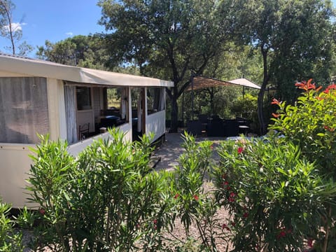 Mobile-home aux Cigales Le Muy 4-6 Personnes,Exterieur XXL pergola ,veranda salon jardin Campground/ 
RV Resort in Vidauban