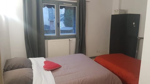 Bed, Photo of the whole room, Bedroom, internet, wardrobe