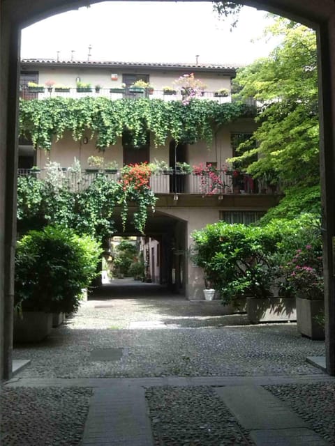 Property building, Facade/entrance, Garden, Garden view