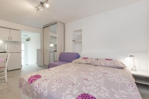 Bed, Living room, Photo of the whole room, Bedroom, Communal kitchen