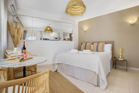 Bed, Living room, Dining area, Bedroom