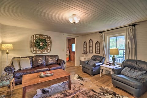 Lil Red Hen Cottage in the Boone Area with Hot Tub House in West Jefferson