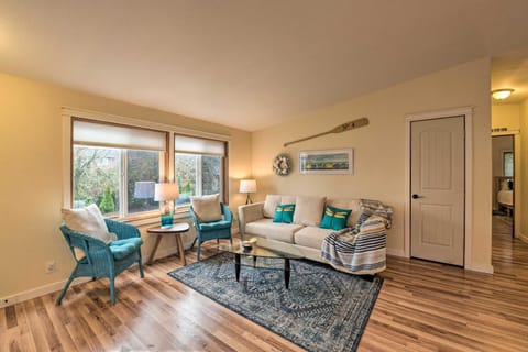 Cute Cottage with Deck Walk 115 Ft to Brewery and Cafe House in Poulsbo