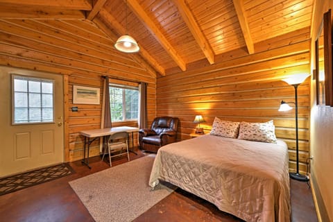 Cozy Cabin on the Creek Near Hiking Trails and Town! Cabin in Seward