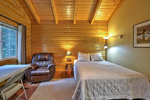 Cozy Cabin on the Creek Near Hiking Trails and Town! Cabin in Seward