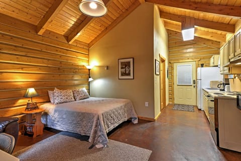 Cozy Cabin on the Creek Near Hiking Trails and Town! Cabin in Seward