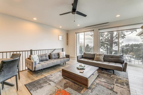 Depoe Bay Townhome with Deck and Stunning Ocean Views! House in Depoe Bay