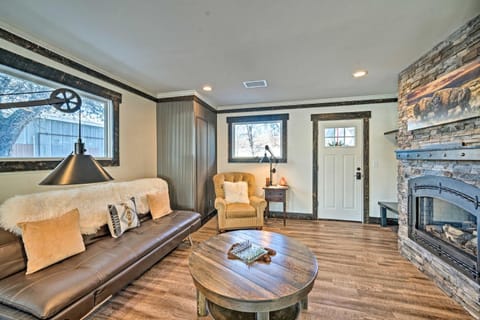 Rustic-Chic Apartment with Gas Grill 20 Mi to MSU! Apartment in Manhattan