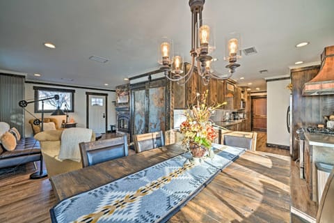 Rustic-Chic Apartment with Gas Grill 20 Mi to MSU! Apartment in Manhattan