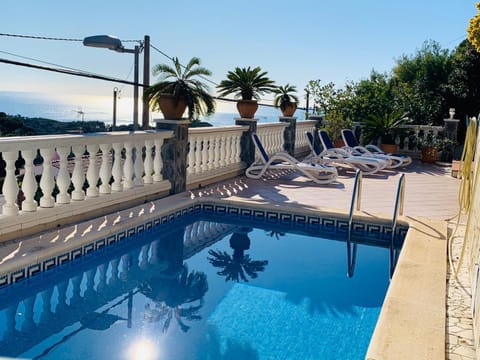 View (from property/room), Balcony/Terrace, Other, Beach, Swimming pool, furniture, sunbed
