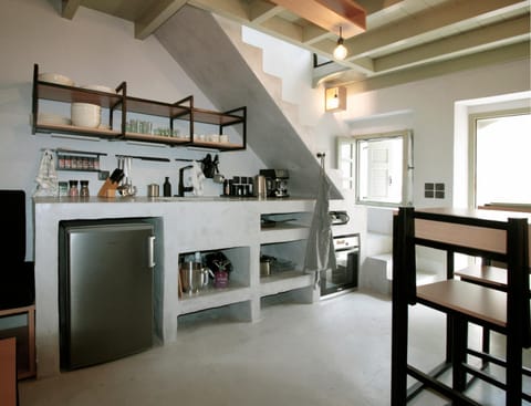 Coffee/tea facilities, Kitchen or kitchenette, stove