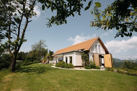 Property building, Natural landscape, Garden, Garden view, Mountain view