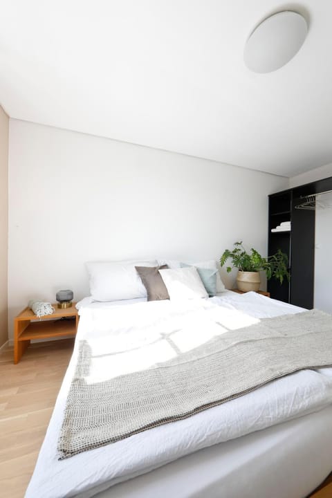 Photo of the whole room, Bedroom