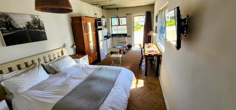 Bed, TV and multimedia, Kitchen or kitchenette, Photo of the whole room, Dining area, Bedroom