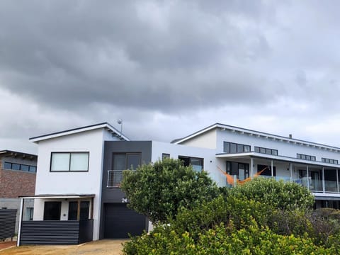 Property building, Day, Winter, Garden, Balcony/Terrace, Parking
