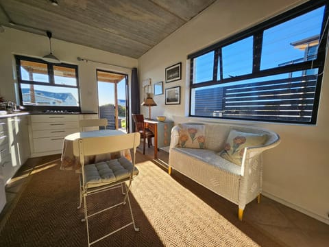 Kitchen or kitchenette, Seating area, Dining area