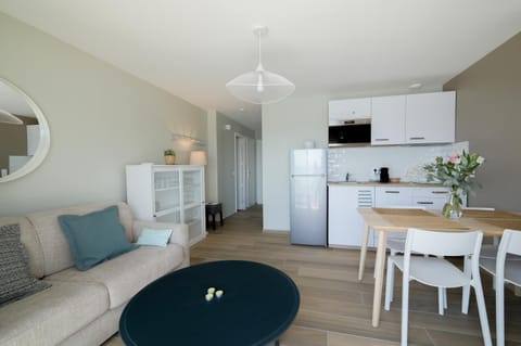 Kitchen or kitchenette, Living room, Dining area, stove