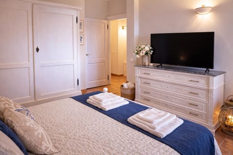 Bed, TV and multimedia, Photo of the whole room, wardrobe