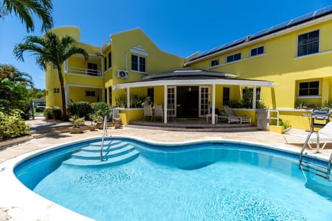 Patio, Swimming pool, sunbed