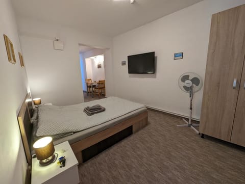 Bed, TV and multimedia, Photo of the whole room
