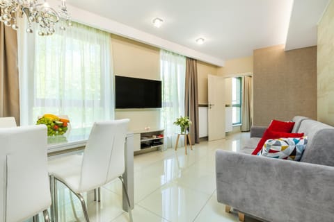 TV and multimedia, Living room, Seating area, Evening entertainment