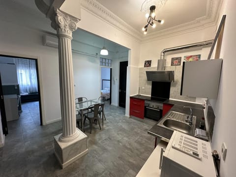 Kitchen or kitchenette, minibar, air conditioner