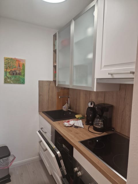 Coffee/tea facilities, Kitchen or kitchenette, stove, toaster