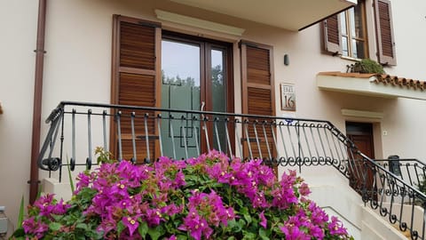 Staff, Facade/entrance, Spring, People, Property logo or sign, Winter, Summer, View (from property/room), Balcony/Terrace, Logo/Certificate/Sign, Autumn, Seasons, Certificate/Award, Family