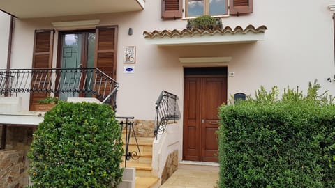 Staff, Facade/entrance, Spring, People, Property logo or sign, Winter, Summer, Logo/Certificate/Sign, Autumn, Seasons, Certificate/Award, Family