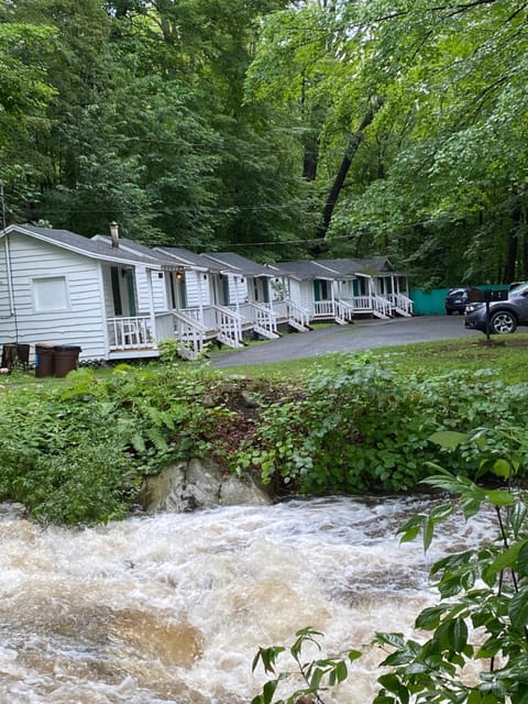 Brookside Motel & Cabins Cabin in Queensbury