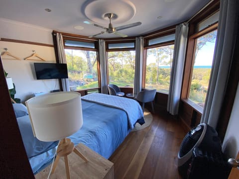 Bed, TV and multimedia, View (from property/room), Photo of the whole room, Bedroom