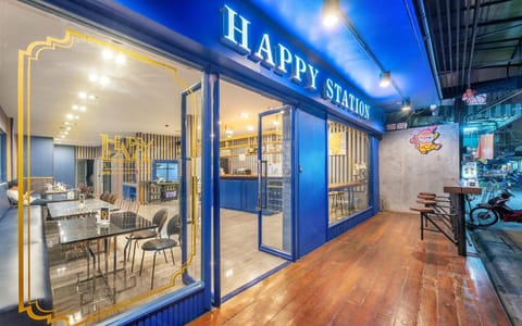 Staff, Facade/entrance, People, Property logo or sign, Lobby or reception, Decorative detail, Guests, Sunset, group of guests, Family