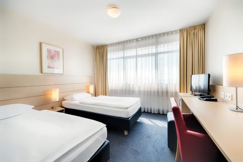 Bed, TV and multimedia, Photo of the whole room, hair dresser