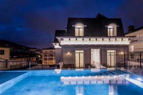 Swimming pool, Swimming pool