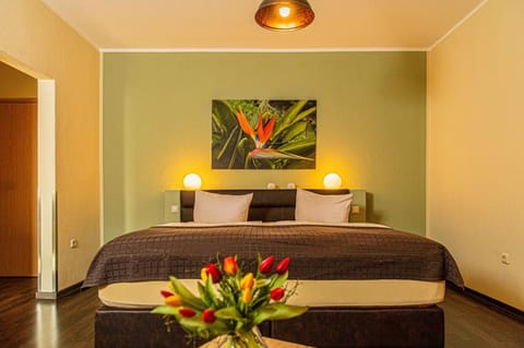 Bed, Living room, Photo of the whole room, Decorative detail, Seating area, Bedroom