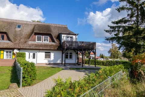 Property building, Day, Garden, Balcony/Terrace, Garden view, Parking